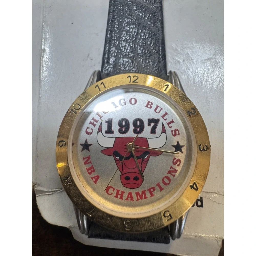 Vintage 1997 Chicago‎ Bulls NBA Champions Watch Gold Bezel Leather Band Sportive